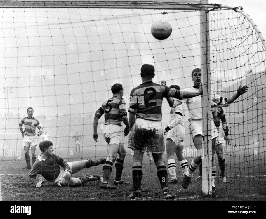 football-partick-thistle-goalie-niven-helpless-ball-goes-over-19-november-1963-2GJ18E2.jpg